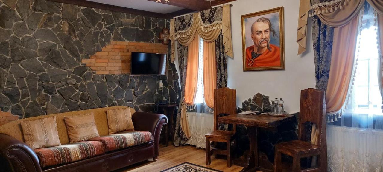 Hotel Fortetsya Hetmana Hatne Buitenkant foto