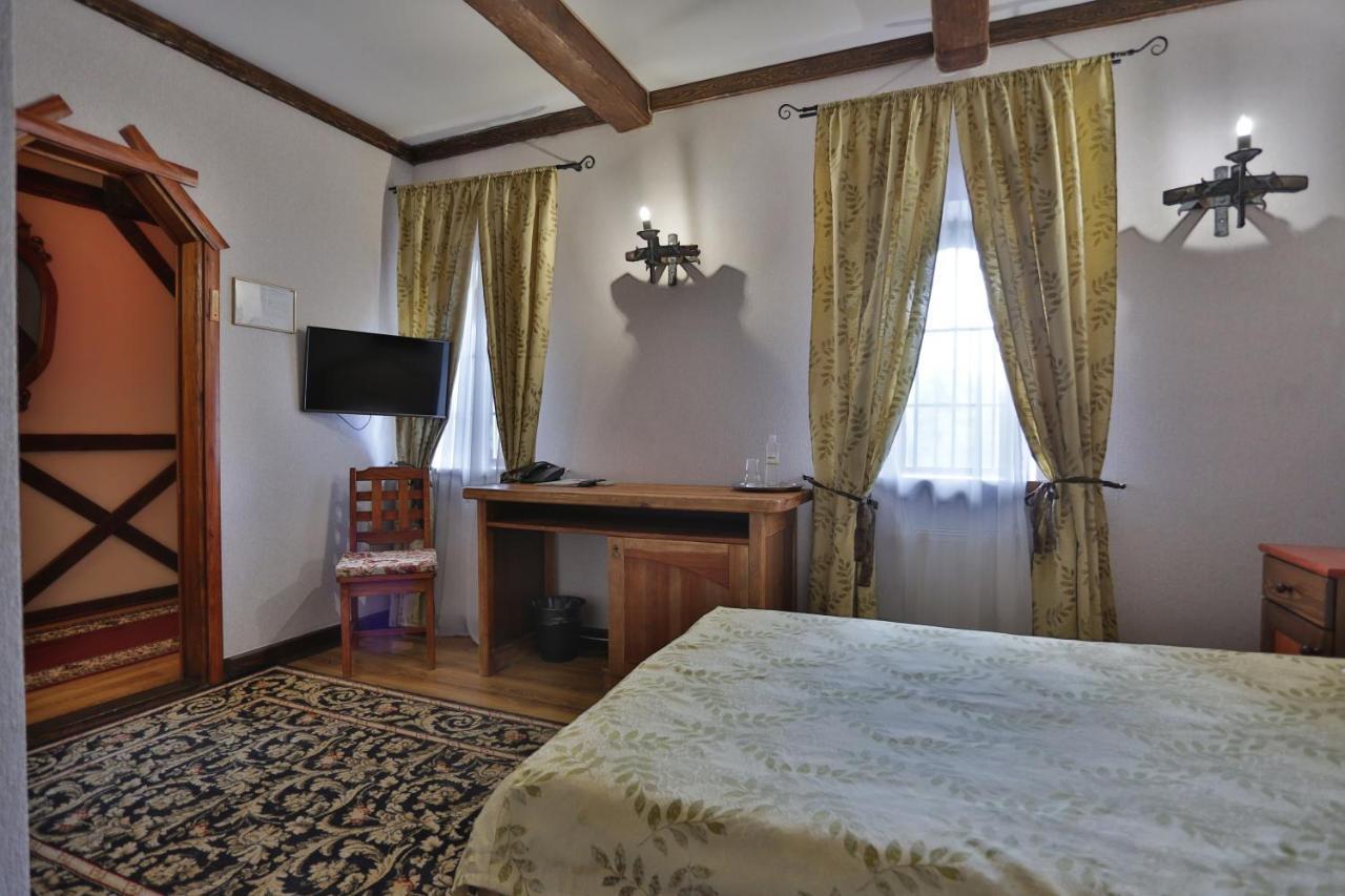 Hotel Fortetsya Hetmana Hatne Buitenkant foto