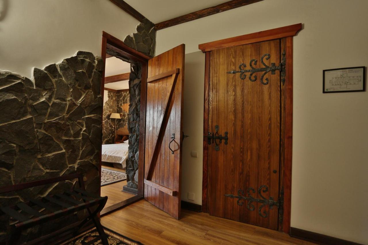 Hotel Fortetsya Hetmana Hatne Buitenkant foto