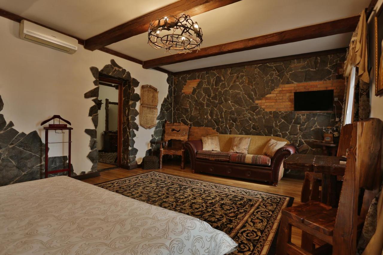 Hotel Fortetsya Hetmana Hatne Buitenkant foto