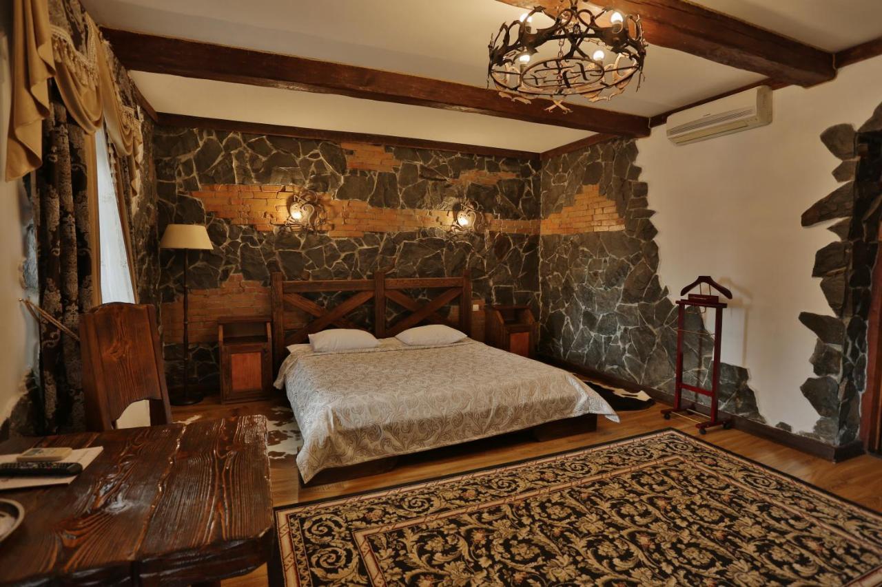 Hotel Fortetsya Hetmana Hatne Buitenkant foto